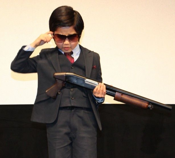 【写真を見る】サングラスに銃を構えたデカ長スタイルで登場した鈴木福