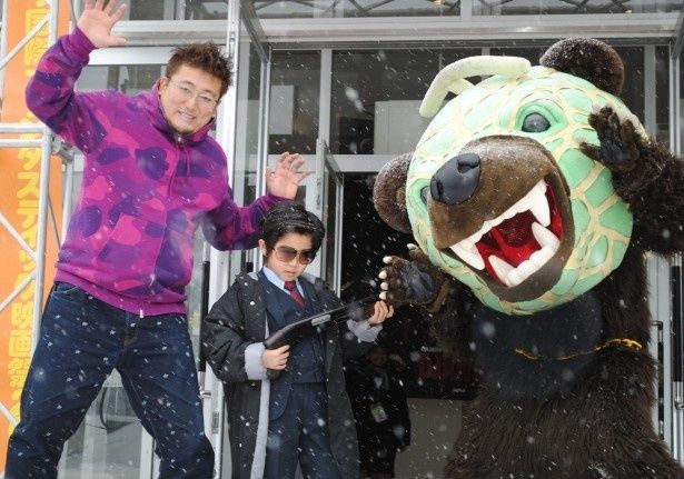 鈴木福と福田雄一監督、夕張のゆるきゃらことメロン熊とフォトセッション