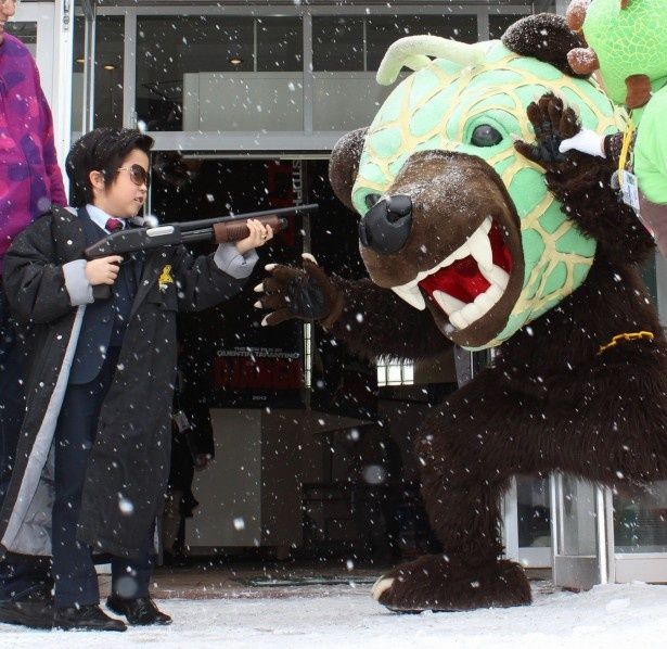 【写真を見る】鈴木福が話題沸騰のゆるキャラ、メロン熊を銃で撃退！