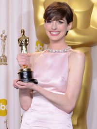 アン・ハサウェイ、アマンダの前で激昂！乳首ドレス選びまでの驚きの ...