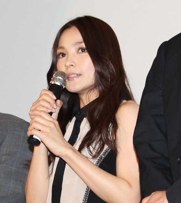 麻生美奈役の国仲涼子