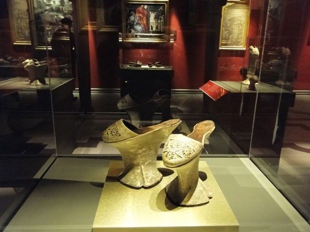 ビクトリア女王のダンス用スリッパから、エルトン・ジョンやエルビス・プレスリーなど有名人の靴まで1万2500足以上の靴が展示されているシューズ・ミュージアムも登場