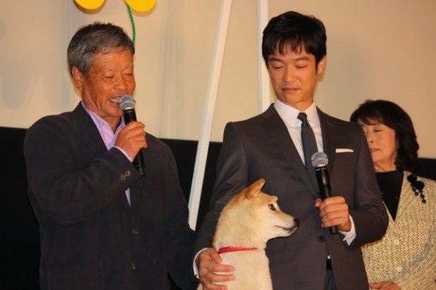 最後にひまわり役を演じた犬のイチも登壇