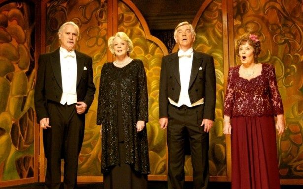 【写真を見る】マギー・スミス、トム・コートネイらが元オペラ歌手役に扮し、歌声を披露
