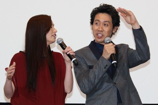 【写真を見る】大泉洋と尾野真千子の丁々発止のやり取りに会場も大爆笑