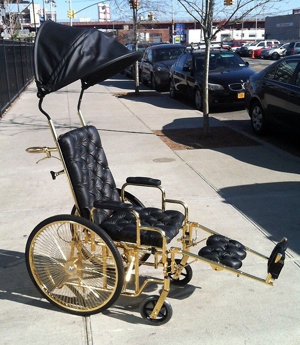話題になった特注の金メッキの車椅子