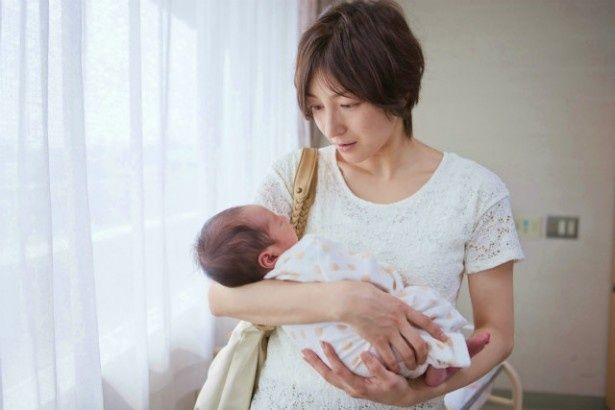 【写真を見る】広末涼子が赤ちゃんを抱くシーン。母性が切ない
