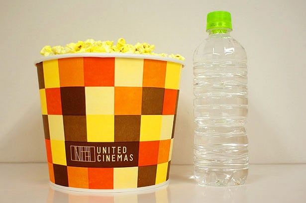 ユナイテッド・シネマ(Mサイズ・500円)のカップは、劇場の雰囲気ともマッチするオシャレなデザイン