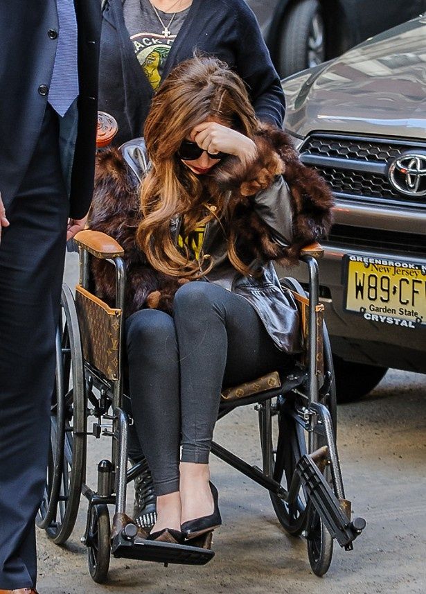 【写真を見る】ルイ・ヴィトンの車椅子に乗っているレディー・ガガ