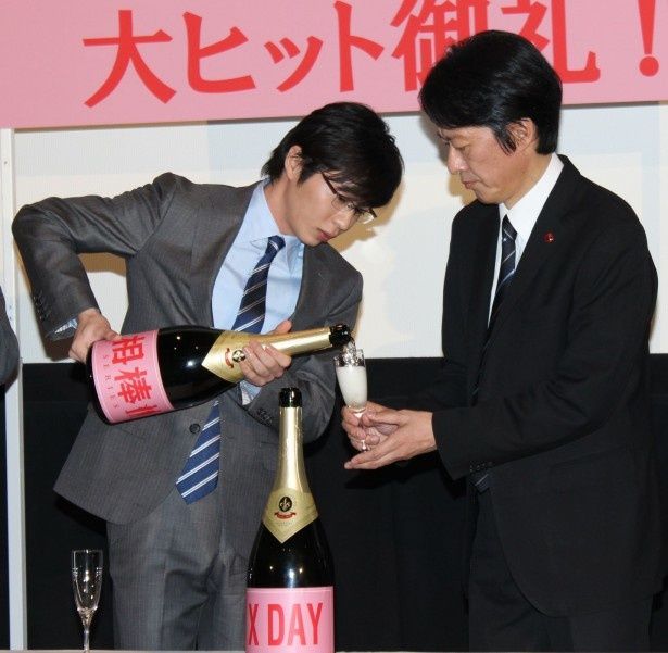 【写真を見る】『相棒シリーズ X DAY』田中圭と川原和久が杯を交わして大ヒットをお祝い！