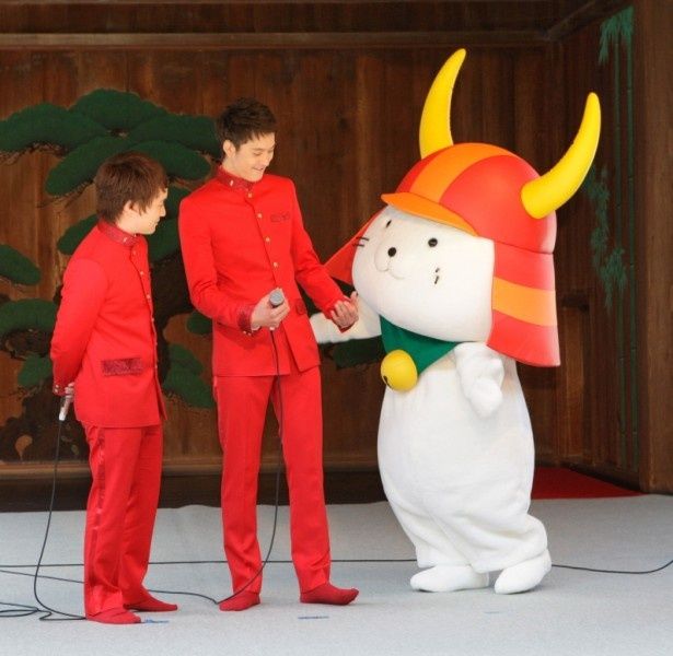 【写真を見る】滋賀県彦根市のPRキャラクター、ひこにゃんと触れ合う濱田と岡田