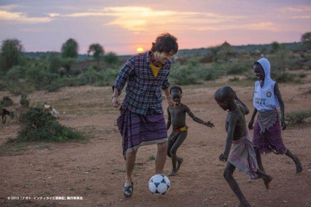 【写真を見る】得意なサッカーでも子供を笑顔にする。デビューまで2度挫折していることも、優しさの源に