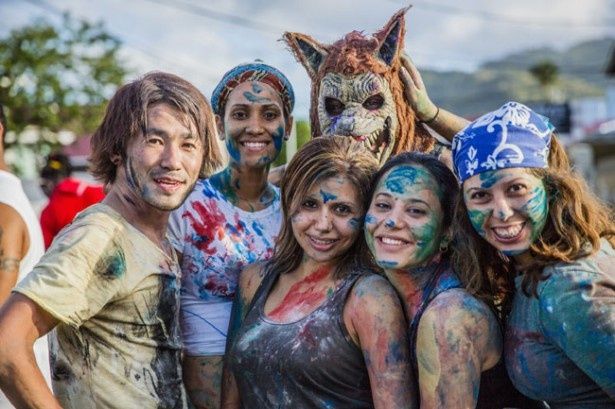 トリニダード・トバゴのカーニバルでは現地の人と顔や体に絵の具を塗り合う