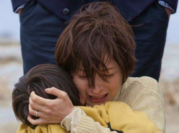広末涼子が号泣しながら子供を抱きしめるシーン