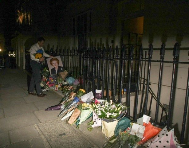 【写真を見る】サッチャー元英首相のロンドンにある自宅の前に市民が花を供えている