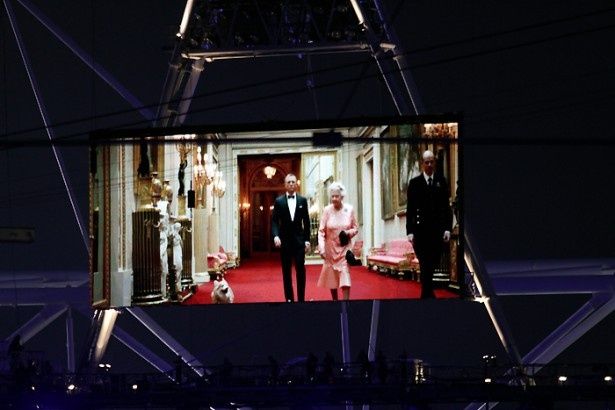 【写真を見る】2012年ロンドン五輪開会式で共演を果たした007とエリザベス女王
