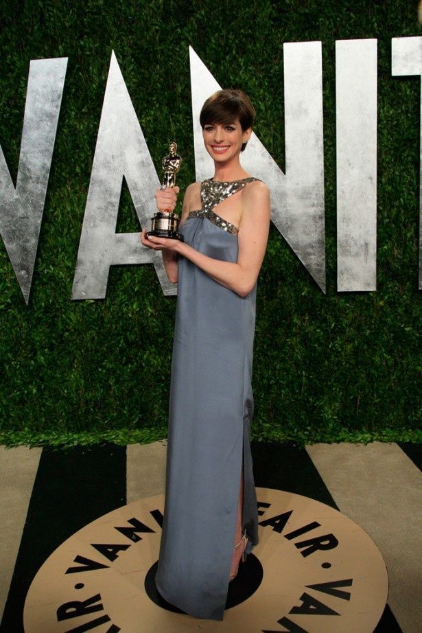 【写真を見る】第85回アカデミー助演女優賞受賞後、ハリウッド一の嫌われ者になっているアン・ハサウェイ