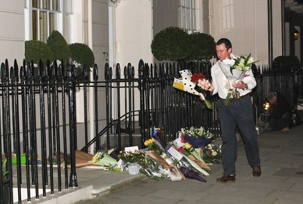【写真を見る】サッチャー英元首相を追悼するイギリスの人たち