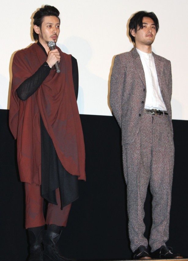 ジャケット姿で登場した松田龍平と個性的なファッションを披露したオダギリジョー