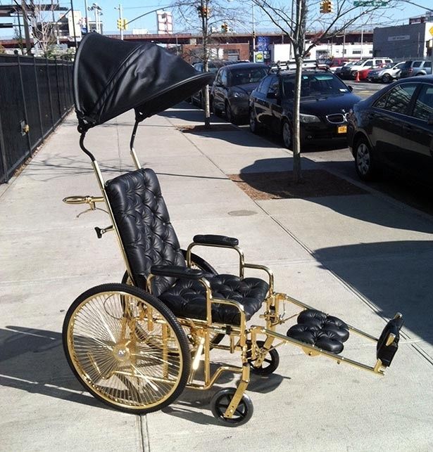 レディー・ガガが使用していたのと同型の金の車椅子
