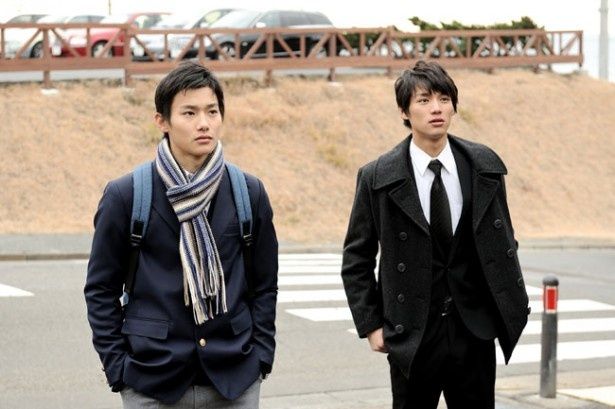 幼なじみの朔を演じるのはテレビドラマ「35歳の高校生」にも出演中の野村周平(写真左)