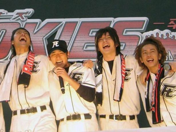 ドラマの主題歌「キセキ」を熱唱する高岡蒼甫(左から2番目)と仲間たち