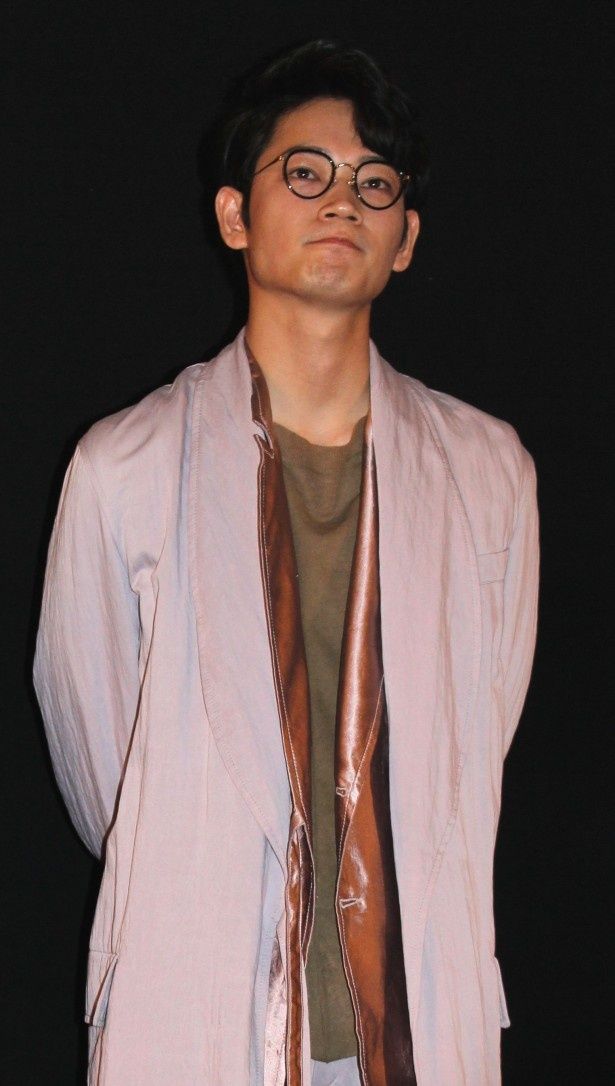 【写真を見る】綾野剛が緊急登壇！オシャレなメガネ姿で登場した