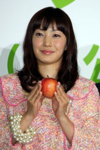 菅野美穂、『奇跡のリンゴ』で献身的な妻役「私も頑張りたい」