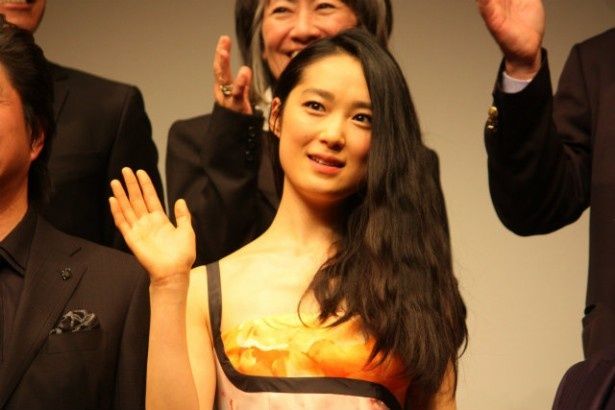 【写真を見る】笑顔で手を振る初音映莉子は今年ブレイク必至の注目女優