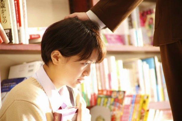 【写真を見る】笠原郁が岡田准一扮する図書隊員に頭をなでてもらう名シーンはこちら！