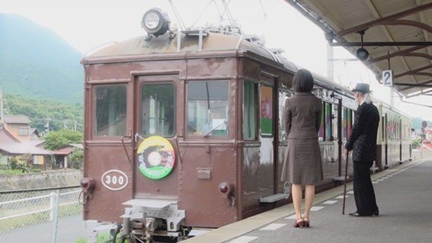 【写真を見る】“ことでん”と呼ばれる高松琴平電気鉄道のレトロ車両も登場(『百年の時計』)
