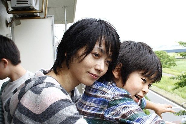 自閉症の子供を抱えるディレクターの妻役には遠藤久美子