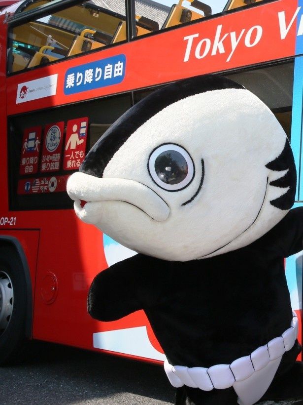 スカイバスに乗車するマグロ人間