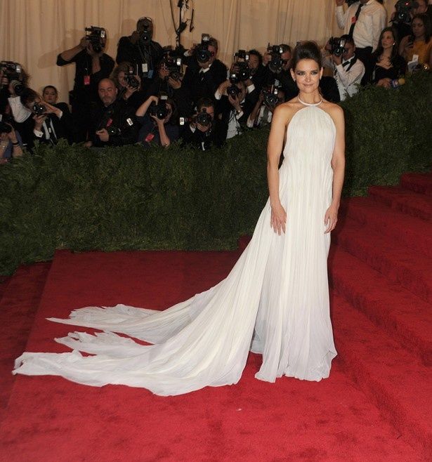 ケイティ・ホームズの白いドレスには「裂けたロングテールがトイレットペーパーのようだ」との声が