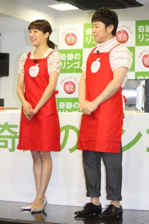 【写真を見る】新妻・菅野美穂、赤いエプロンがお似合い。全身ショットはこちら