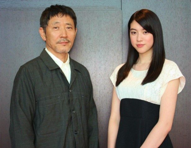 『旅立ちの島唄十五の春』で共演した三吉彩花と小林薫