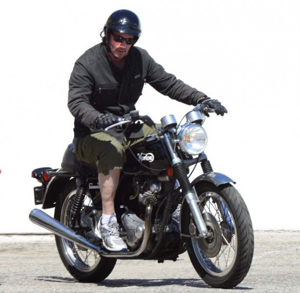 【写真を見る】バイクでジムに通うキアヌ・リーブスの姿をパパラッチ！