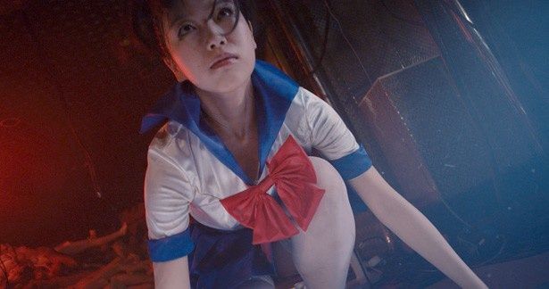 【写真を見る】映画本編でもミニスカセーラー服という過激な衣装に身を包んでいる佐々木