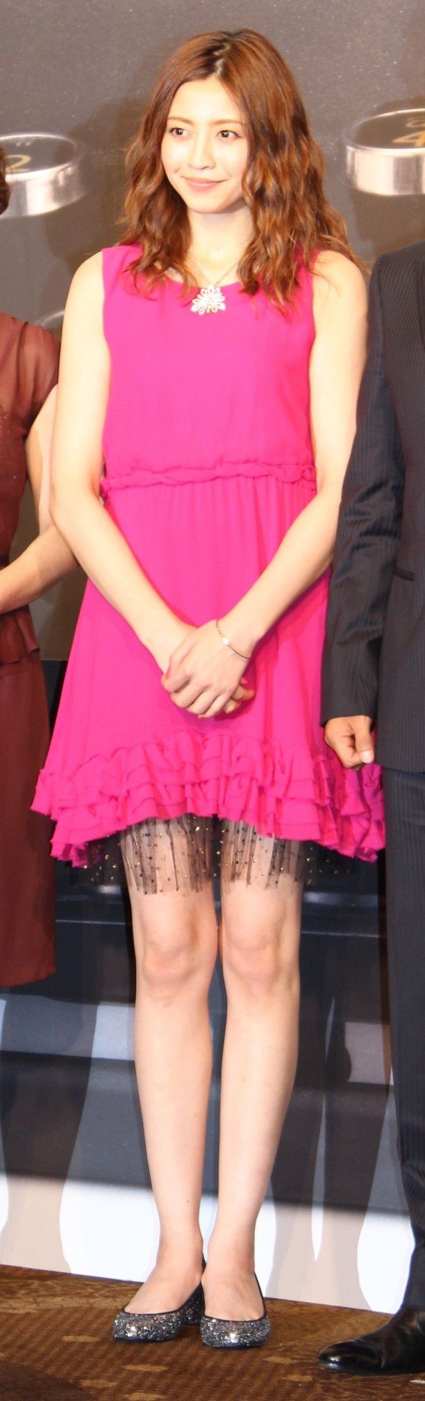 【写真を見る】鮮やかなピンクのミニドレス姿で美脚を披露した片瀬那奈