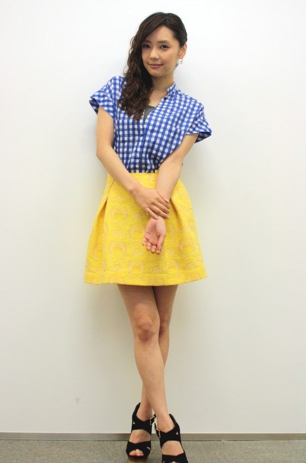 【写真を見る】初夏らしいブルーのチェックのブラウスに黄色いスカートがキュート！