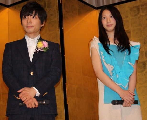 新郎新婦さながら!?金屏風を前に登場した星野源と夏帆