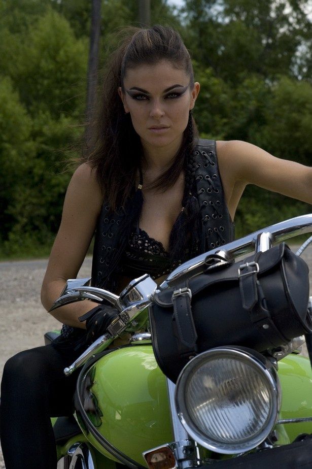 露出度の高い服、濃いメイク、大型バイクが通常装備