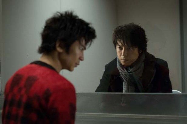 【写真を見る】武田真治と上川隆也が演技合戦を繰り広げる面会室のシーンはこちら
