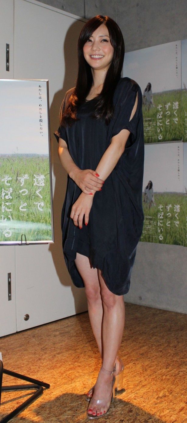 【写真を見る】倉科カナが美脚を見せたサマーワンピース姿で登場！全身写真はこちら
