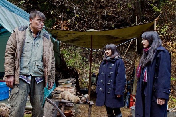 能年演じる美由紀と、森で交流を深める男・菊池を村田雄浩が演じている