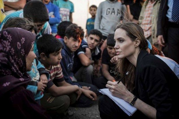 【写真を見る】熱心に難民キャンプの子供たちの話に耳を傾け、メモを取っているアンジェリーナ・ジョリー