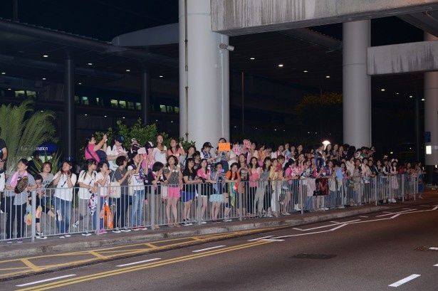 【写真を見る】福山の到着を空港で待つ香港のファン