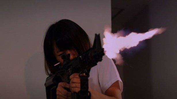 生き延びるため、銃を手に戦う(『終焉少女 LAST GIRL STANDING』)