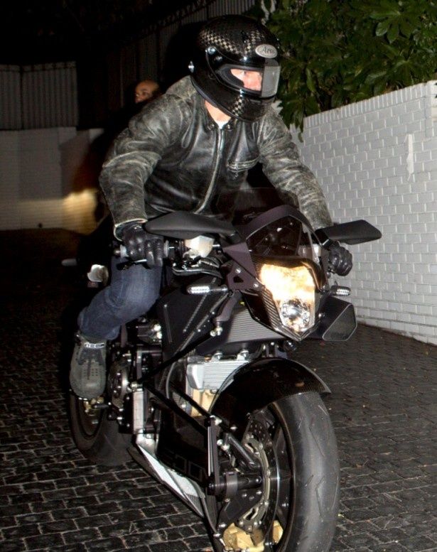 バイクでホテル「シャトー・マーモント」を出るトム