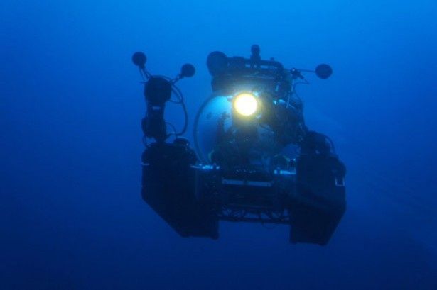 最新鋭の潜水艇でダイオウイカの生態に迫る